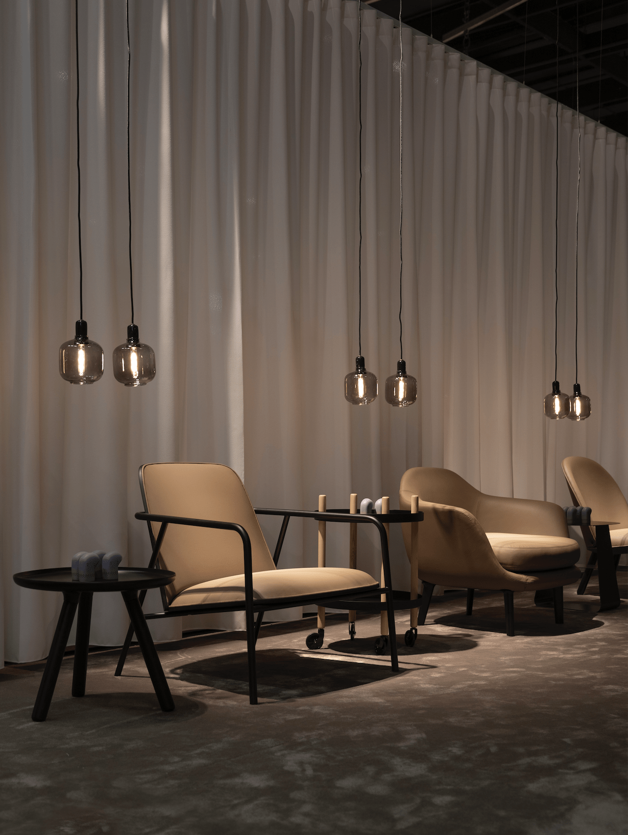 Hängeleuchten über Loungesessel