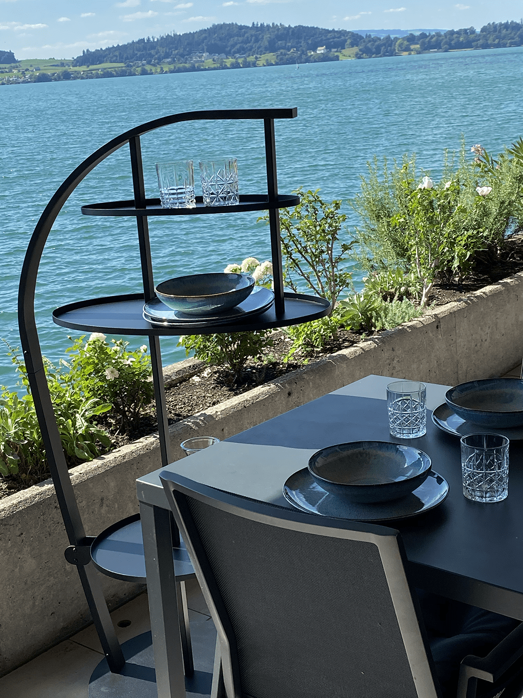 Freischwinger Regal schwarz, Pulverbeschichtet auf Rollen