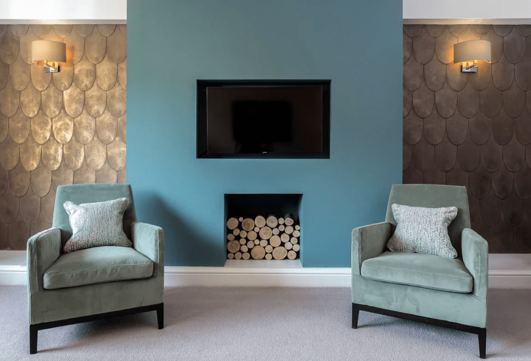 Grüne Wand und grüne Stühle