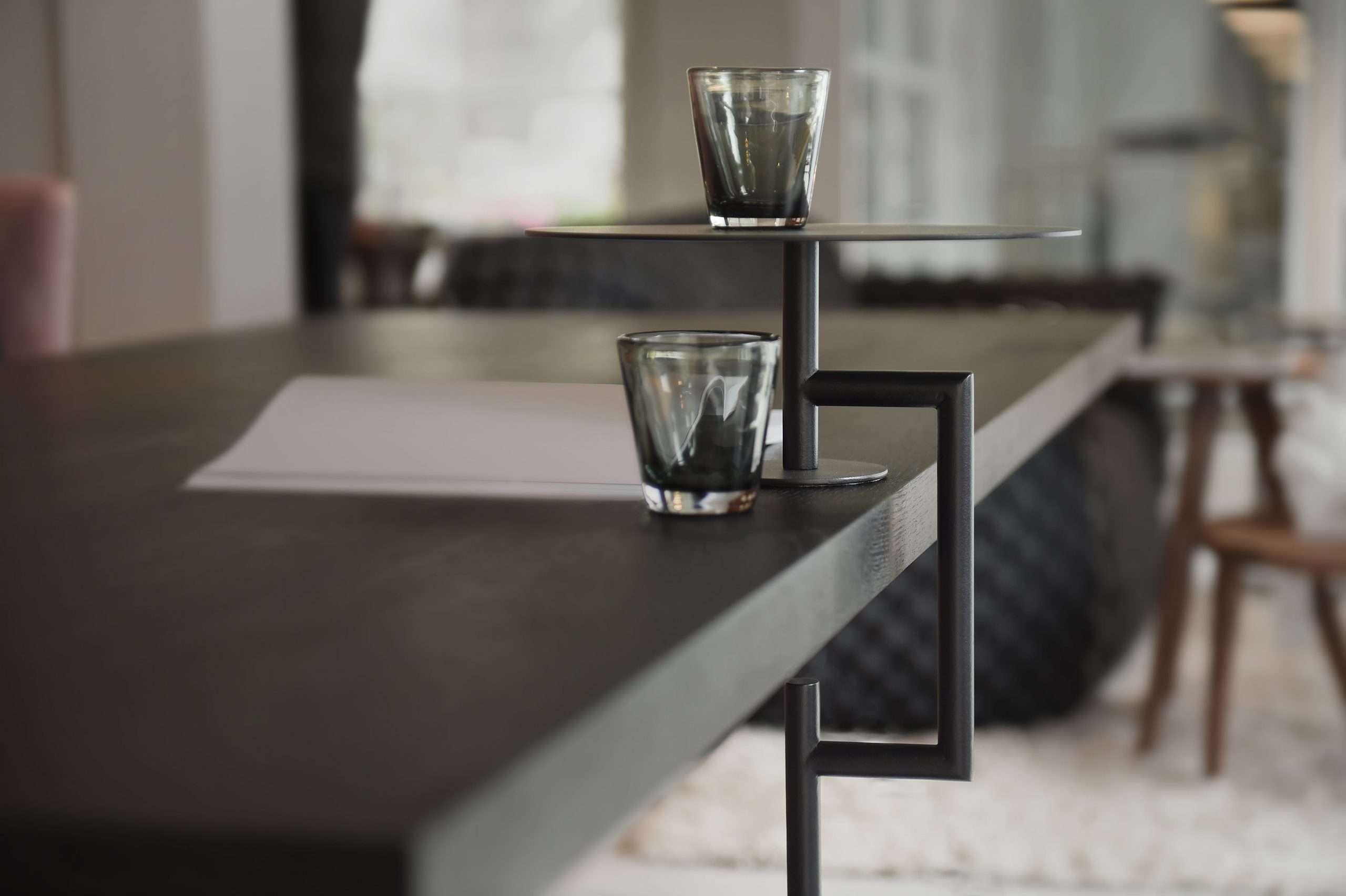 Platzwert Beistelltisch und Anhängetisch aus Metall und Pulverbeschichtet