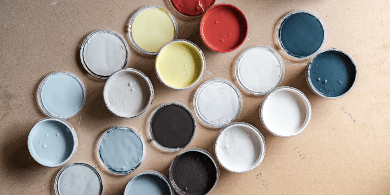 verschiede geöffnete Farbdosen