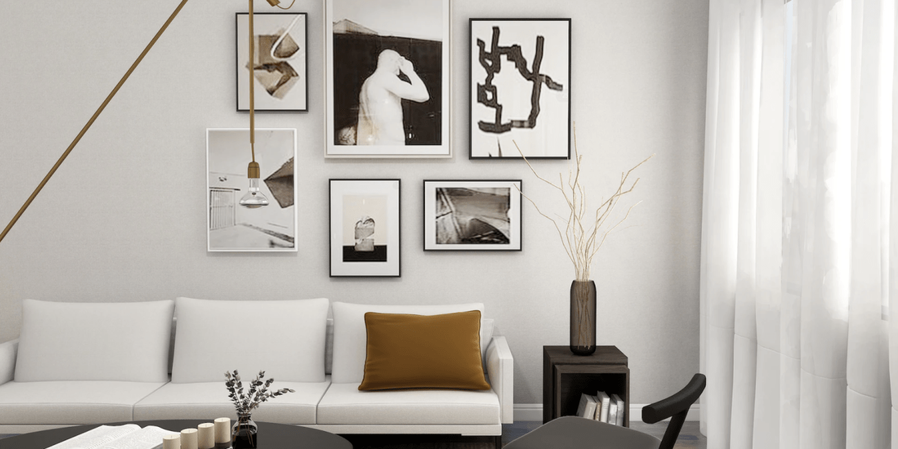 Sofa mit Couchtisch und im Hintergrund Bilder an der Wand