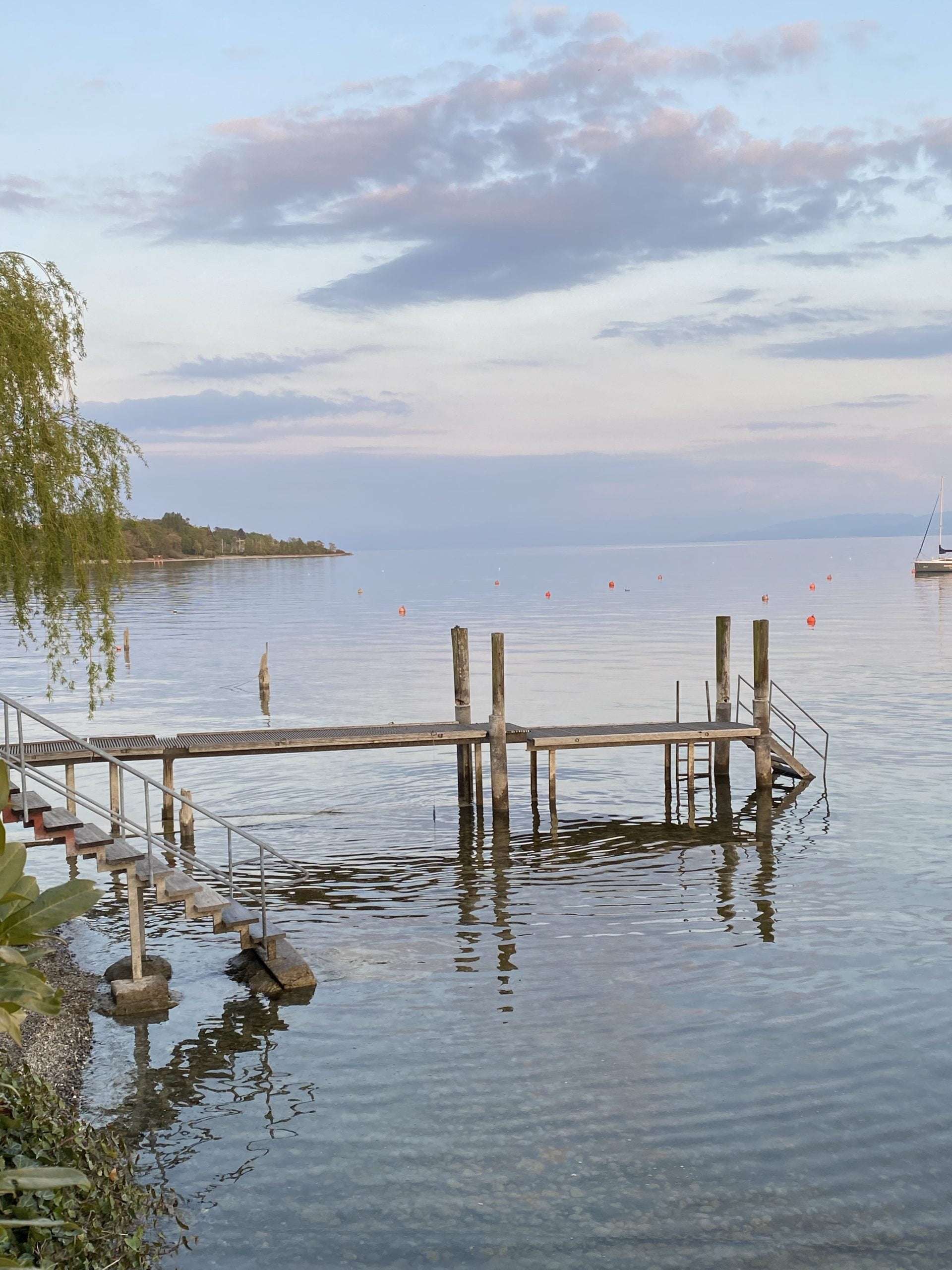 Bodensee mit Holz Steg in der Abend Dämmerung
